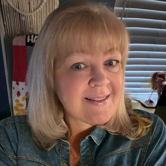 Meet your Posher, Julie - Picture 2 of 2